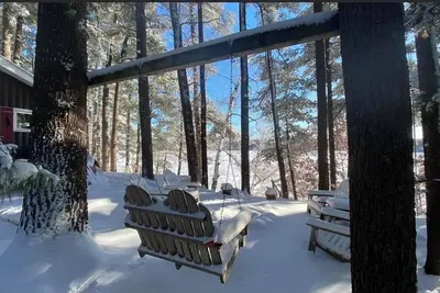 Image de Chalet de charme, nichée dans Pines Surplombant lac immaculé.