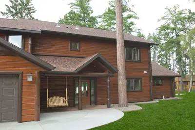 Image de Agrémentez avec deux étages de hautes fenêtres avec mezzanine sur le lac de premier ministre de Big Sand
