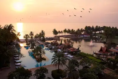 Condo bord de mer avec pleine vue sur la mer et les installations d'un complexe 5 étoiles