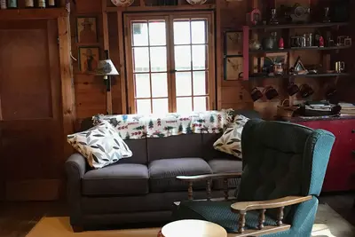 Image de Gîte de charme sur l'eau, belle pelouse, chien amical, idéal pour l'été!