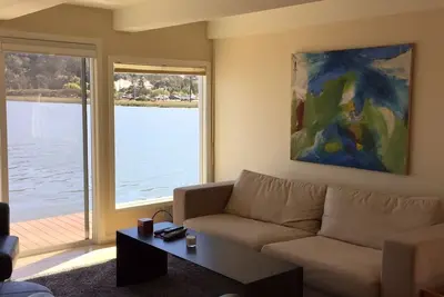 Image de Incroyable maison flottante! Moderne, élégant, Fun!