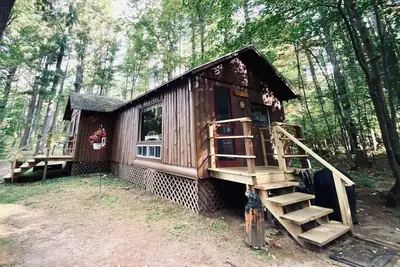 Image de Spruce - Pêcheur et Cabin familles sur la rive Nord du lac Trout.