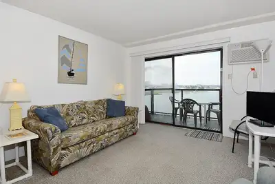 Image de Activites Journalieres Gratuites! ! ! Vue Magnifique Sur La Baie Et La Ville! ! Piscine EXTÉRIEURE! Cozy 1 Br, à droite sur la baie!