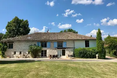 Image de Spacieux, Grange en pierre avec grande piscine et terrasse au calme, à la campagne.