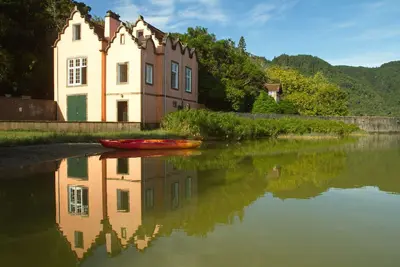 Image de Bateau maison 4 personnes dans Furnas lagune rivage avec des canoës et vélos