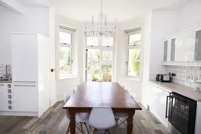 Image de Appartement de luxe - Récemment rénové avec piscine, sauna et bain à remous privé
