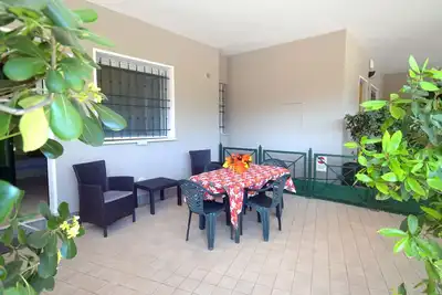 Appartement neuf avec grand patio couvert et parking confortable en bord de mer