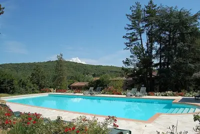 Image de Villa Vanna: Une villa historique caractéristique et accueillante sur trois étages entourée de verdure.