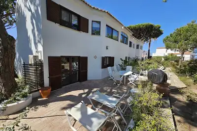 Image de Maison de ville de 3 chambres à seulement 3 minutes à pied de la plage de Vale do Lobo et de la \"Praça\"