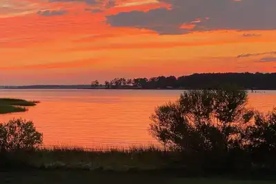 Image de Couchers de soleil sur le Mobjack et l'East River! Apportez vos kayaks et vélos.