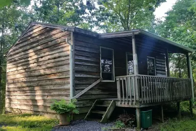 Image de Cabane accueillante dans les bois près du lac Raystown