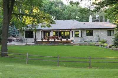 Image de Belle maison à 8 miles du centre-ville de Minneapolis à côté de terrain de golf privé