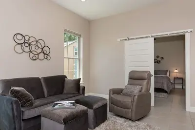 Image de Nouveau Condo Downtown Bentonville!