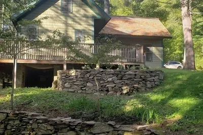 Image de Cabine sur un ruisseau de truite dans les montagnes