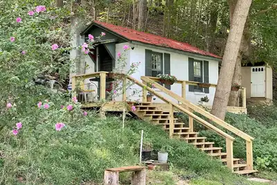 Image de ❤️ isolée petite maison romantique des années 1940 sur la rivière