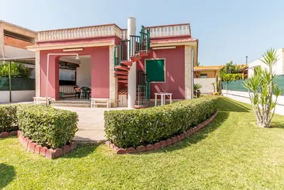 Maison rouge près de la plage et