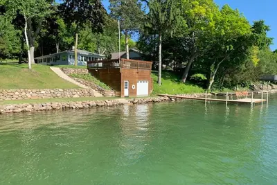 Image de Big Cedar Lake, 125 pieds de façade sablonneuse, magnifique rivage, couchers de soleil, spacieux