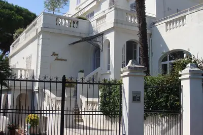 Image de Emplacement incroyable de la Côte d'Azur! Nouvelle cuisine et appareils à partir de juin 2019!