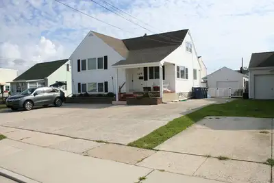 Image de Beautiful 4 Bedroom, 2. 5 Bath Maison unifamiliale; 5 min à pied de la plage