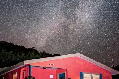 Image de The Louise Cottage: Charme rustique vintage de 2 chambres à coucher à Concan 2. À 10 km de la rivière
