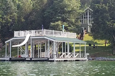 Image de Terrain plat, seulement 20 étapes, Dock à 2 étages, 5br / 3b, Internet, Slide