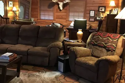 Image de Cabane en rondins rustique avec 5 lits dans un cadre privé, à quelques minutes de tout.