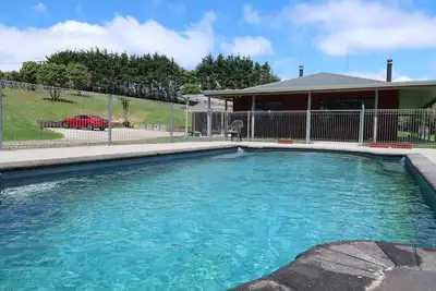 Image de Superbe maison pour des vacances reposantes avec piscine à Helensville