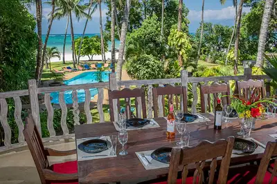 Image de Villa. Hébergement de vacances avec cuisinier fourni, piscine commune et jardins. Sur la plage.