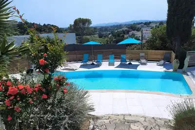 Image de Villa  2 pièces indépendante avec terrasse et vue  piscine.