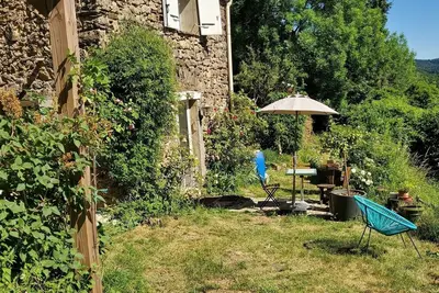 Image de Avène, Charmante maison sur une colline verdoyante et calme.