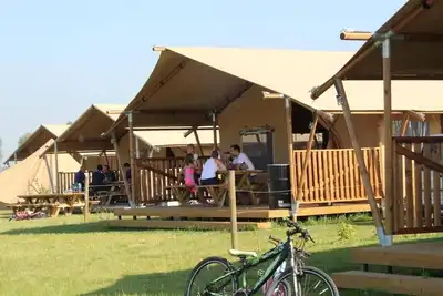 Image de Glamping dans une ferme avec tous les avantages d'une maison de vacances.