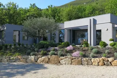 Image de Maison contemporaine avec piscine