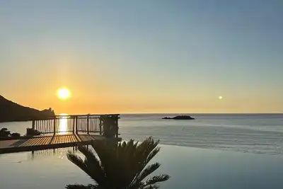 Image de villa pieds dans l'eau accès plage avec piscine