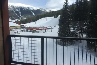 Image de Meilleur emplacement: Ski-in ~ Ski-Out correspond à 2 familles, 3 Bdrm / 2 salles de bain