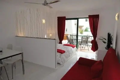Image de Studio lumineux et raffiné, avec terrasse et piscine, fibre optique wi-fi