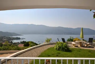 Image de Vue A Couper Le Souffle. Splendide et grand T2 Rdc ( bleu )  très calme