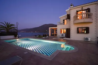 Image de Villa neuve avec piscine privée et vue panoramique sur les montagnes et la mer
