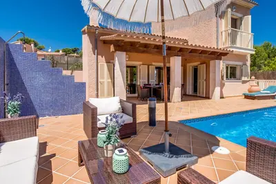 Maison de vacances de luxe avec vue sur la mer directement au-dessus de la plage de Cala Mesquida