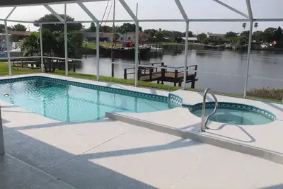 Image de Maison tout confort avec piscine, jacuzzi, grand écran - en bord de mer