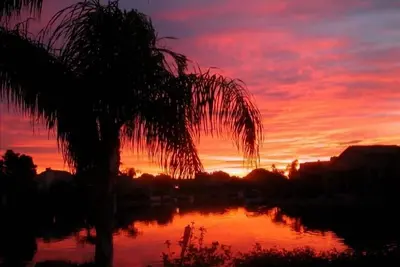 Image de 2019 Profondément réduit maison au bord du lac avec terrasse, piscine et vue magnifique
