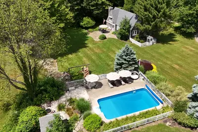 Image de pocono mtns Mountain Top Cottage Vue sur la montagne, 17 acres, piscine privée chauffée