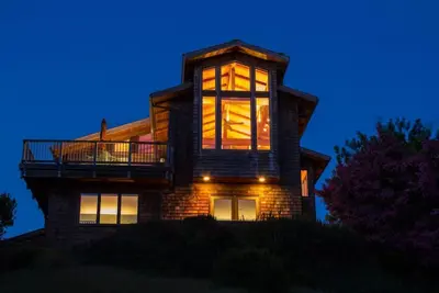 Image de Tree House - Maison de quatre chambres au sommet de la crête!