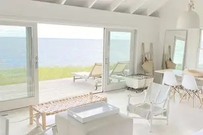 Image de Une retraite spectaculaire en front de mer sur une plage privée et isolée.