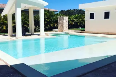 Image de Villa 4bd avec piscine privée, transport gratuit, barbecue, télévision par câble, Internet!
