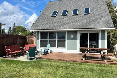 Image de Crooked Lake Cottage avec quai de bateau et plage de sable fin!