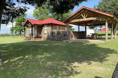 Image de Cabine familiale nouvellement restaurée avec un charme relaxant