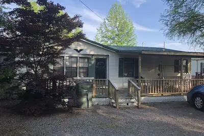 Image de Confortable, récemment rénové 3 Br, 2 salles de bain. Conviviale et familiale