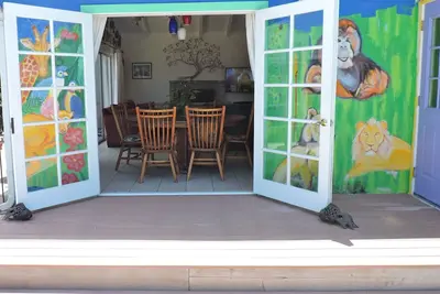 Image de Un bungalow coloré pour L. A. Aventure, à proximité des plages et de l'autoroute