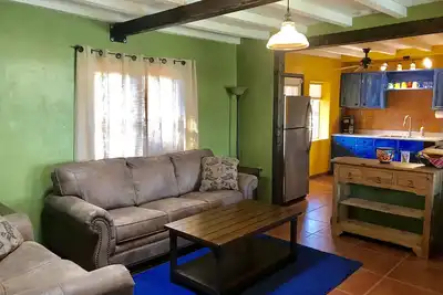 Image de Midtown Festive Adobe Getaway, bain à remous, douche extérieure, barbecue, fer à cheval