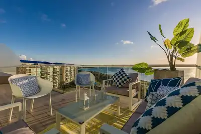 Image de 3br / 4ba Designer Ph avec 180 vues sur les CaraĂŻbes, grande terrasse et espace grill